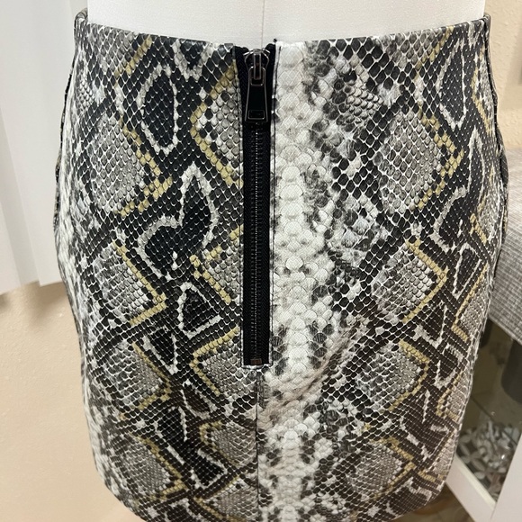 AQUA MINI SKIRT SIZE SMALL . Like new - Picture 4 of 16